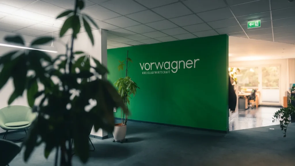 Empfangsbereich im Vorwagner-Büro mit grüner Markenwand